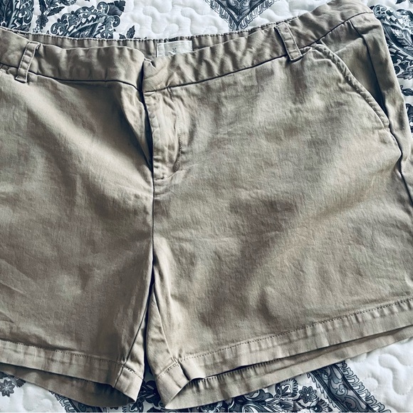 These Khaki shorts size 18 are a comfy stretch material. Made CASLON. - Picture 1 of 3